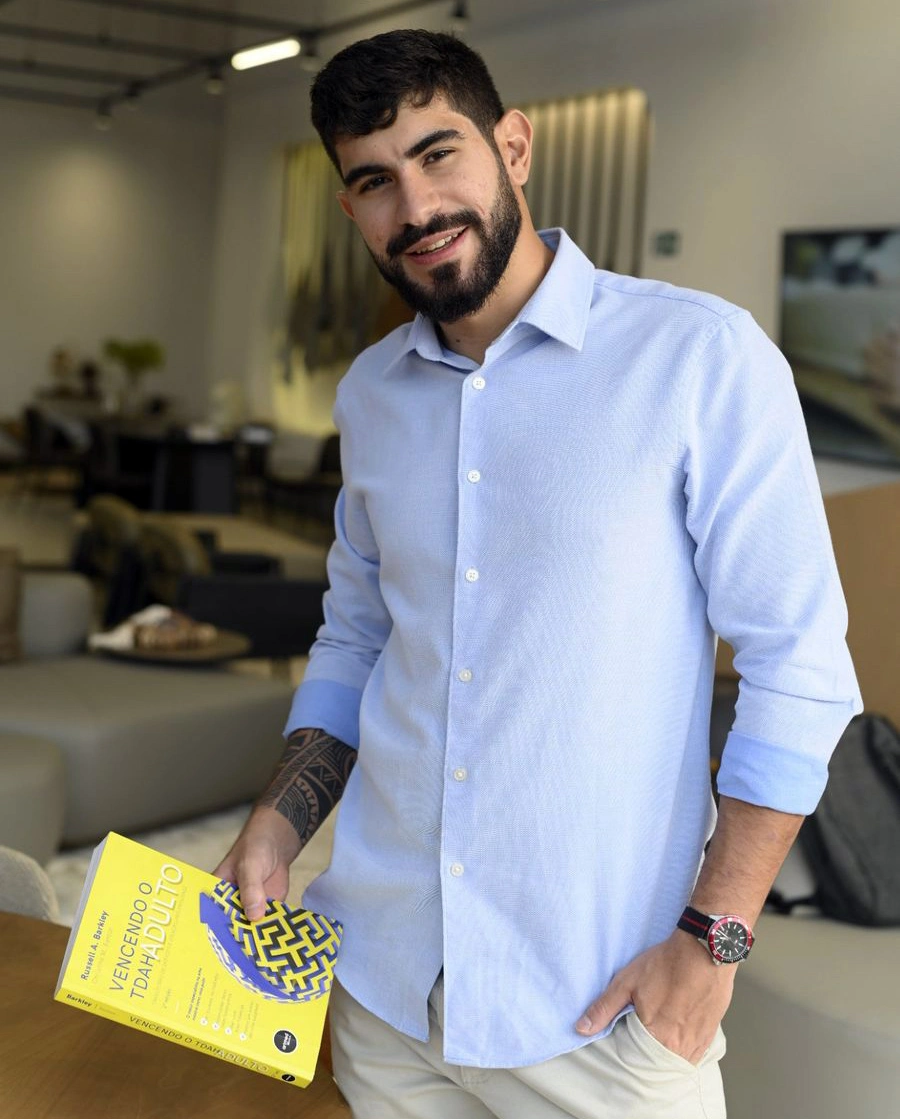 Ronaldo Rabello com livro Vencendo o TDAH Adulto